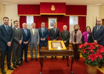 Tui entrega su Medalla de Oro al obispo Luis Quinteiro Fiuza