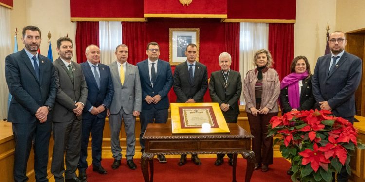 Tui entrega su Medalla de Oro al obispo Luis Quinteiro Fiuza