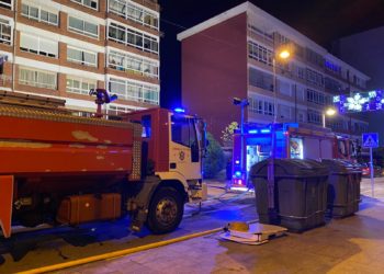 Tres personas evacuadas por intoxicación tras un incendio en la bodega de un edificio de Vigo