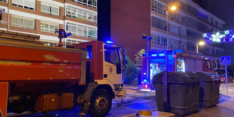 Tres personas evacuadas por intoxicación tras un incendio en la bodega de un edificio de Vigo