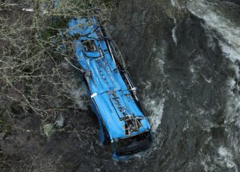 Pruebas de carga para instalar una grúa sobre el puente de Cerdedo-Cotobade y retirar el bus siniestrado