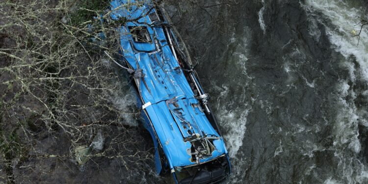 Pruebas de carga para instalar una grúa sobre el puente de Cerdedo-Cotobade y retirar el bus siniestrado