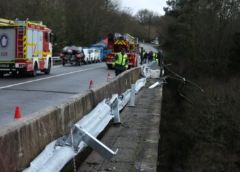 Pruebas de carga para instalar una grúa sobre el puente de Cerdedo-Cotobade y retirar el bus siniestrado