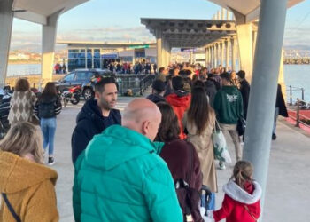 El lleno de la Navidad de Vigo cruza la ría: colas en la estación marítima de Cangas