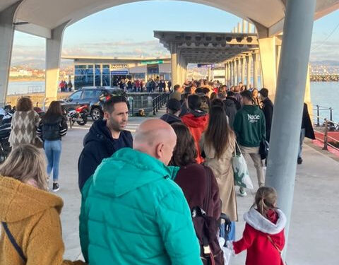El lleno de la Navidad de Vigo cruza la ría: colas en la estación marítima de Cangas