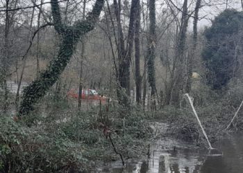 Salvan a una mujer y su hija atrapadas por la crecida del río Tea en su coche