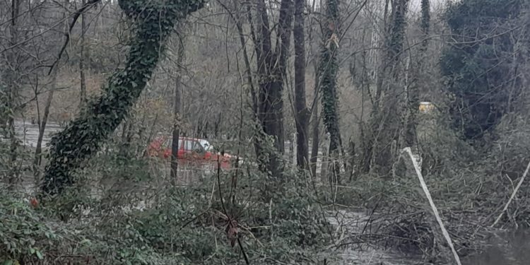 Salvan a una mujer y su hija atrapadas por la crecida del río Tea en su coche
