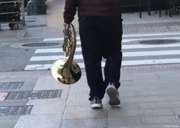 Con el instrumento a cuestas