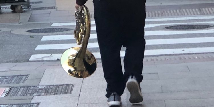 Con el instrumento a cuestas