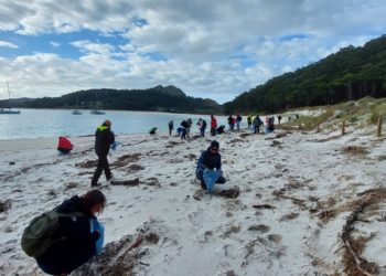 La España Azul, con el aventurero Nacho Dean, recoge basura en Cíes y analiza el agua de la ría