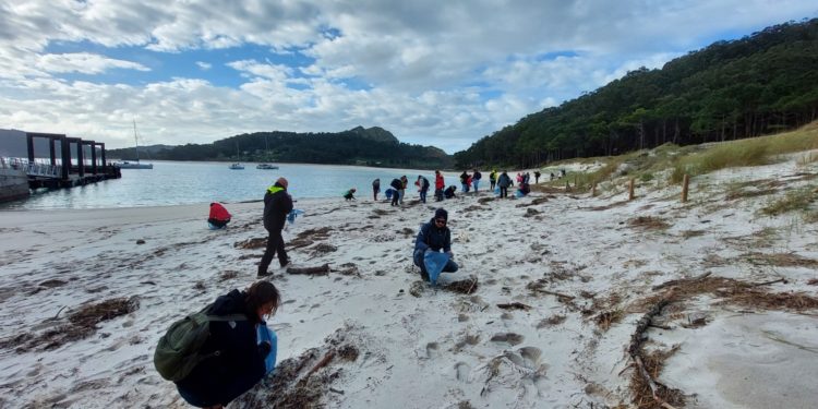 La España Azul, con el aventurero Nacho Dean, recoge basura en Cíes y analiza el agua de la ría