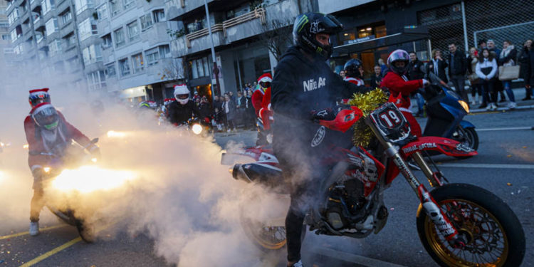 Miles de moteros tiñen Vigo con el color de la Navidad