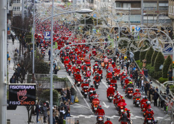 Miles de moteros tiñen Vigo con el color de la Navidad