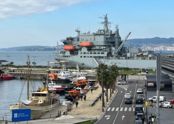 Llega a Vigo el ‘RFA Argus’, artífice de un rescate prodigioso con náufragos gallegos
