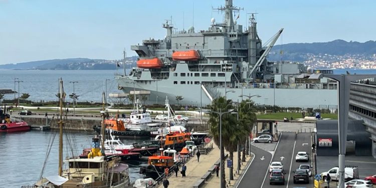 Llega a Vigo el ‘RFA Argus’, artífice de un rescate prodigioso con náufragos gallegos