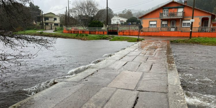Galicia activa la alerta contra inundaciones tras 300 incidencias por la borrasca: así baja el río Tamuxe