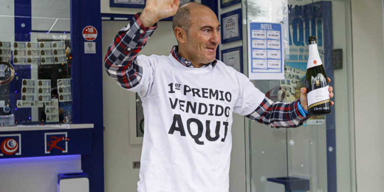 Cuatro números de la Lotería de Navidad dejan 892.000 euros en Vigo y su área, más del doble que el año pasado