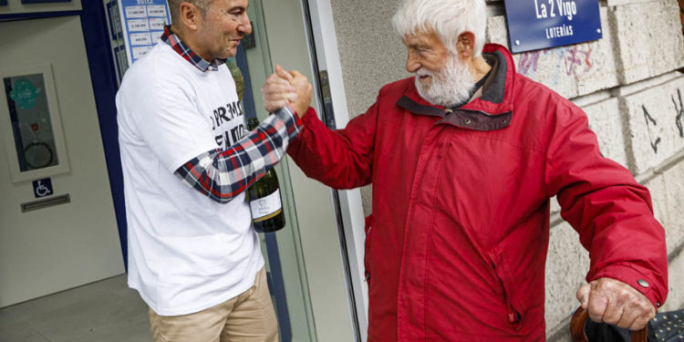 Cuatro números de la Lotería de Navidad dejan 892.000 euros en Vigo y su área, más del doble que el año pasado