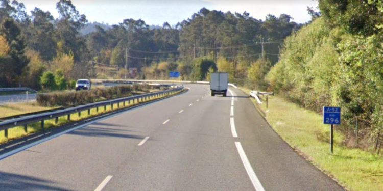 Una persona herida tras dar varias vueltas de campana con su vehículo en la A-52