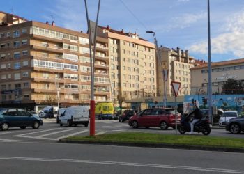 Un motorista resulta herido en un accidente en la rotonda del Alfageme