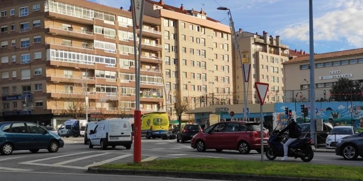Un motorista resulta herido en un accidente en la rotonda del Alfageme