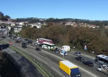 Cuatro personas evacuadas y grandes retenciones hacia Vigo por dos accidentes en la A-55