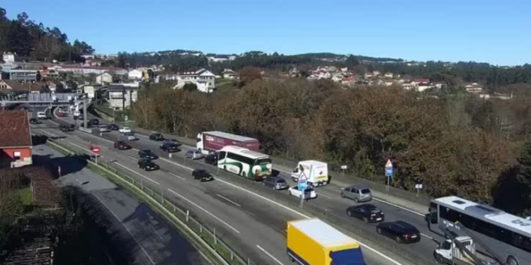 Cuatro personas evacuadas y grandes retenciones hacia Vigo por dos accidentes en la A-55