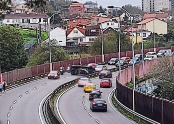Retención en la avenida Antonio Palacios de Vigo tras el vuelco de un vehículo