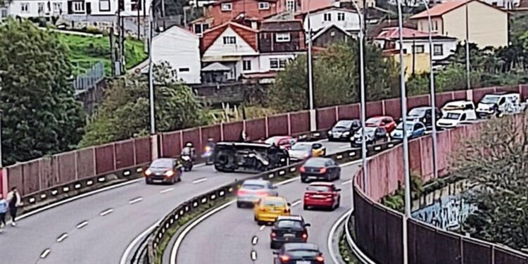 Retención en la avenida Antonio Palacios de Vigo tras el vuelco de un vehículo