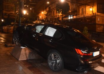 Aparatoso accidente en la rúa Carral: un coche remonta una jardinera y choca contra una farola