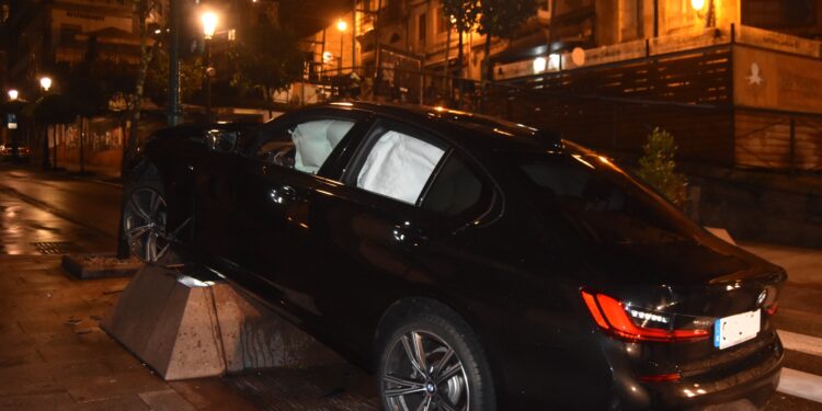 Aparatoso accidente en la rúa Carral: un coche remonta una jardinera y choca contra una farola