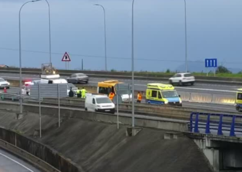 Cola kilométrica en la AP-9 por un accidente en Rande entre un minibús y un vehículo particular