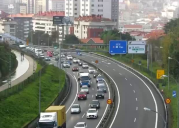 Un accidente múltiple con al menos una persona herida causa importantes retenciones en Vigo