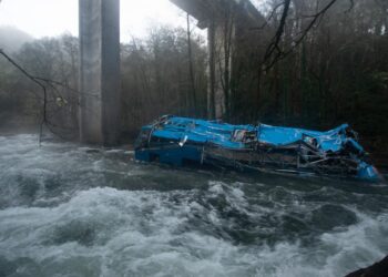 Trasladan al área sanitaria de Vigo a la pasajera superviviente del accidente de autobús de Cerdedo-Cotobade