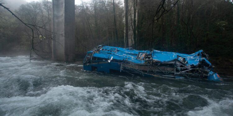 Trasladan al área sanitaria de Vigo a la pasajera superviviente del accidente de autobús de Cerdedo-Cotobade