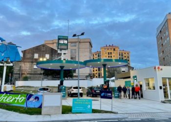 Vigo estrena gasolinera de bajo coste, con personal y oferta a la vista, de la mano del Elefante Azul