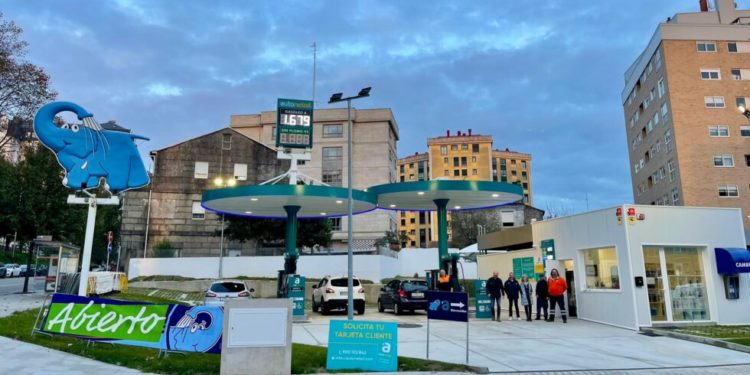 Vigo estrena gasolinera de bajo coste, con personal y oferta a la vista, de la mano del Elefante Azul