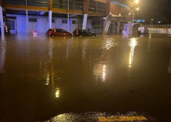 Los bomberos de Vigo rescatan a un autobús atrapado por inundaciones en Balaídos
