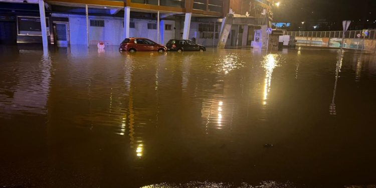 Los bomberos de Vigo rescatan a un autobús atrapado por inundaciones en Balaídos
