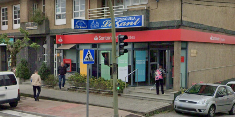 Detenido un vigués tras atracar un banco con una pistola simulada en la Avenida de Peinador de Mos