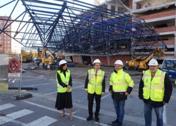 La grada de Marcador empieza a instalar la primera de las siete mallas que soportarán la cubierta