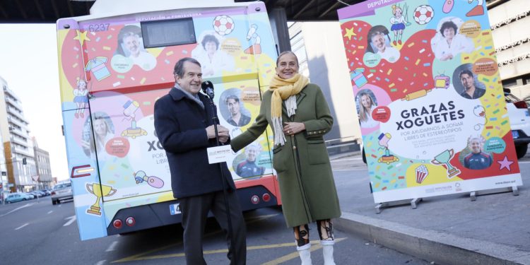 La campaña para fomentar los juguetes no sexistas y no violentos recorrerá Vigo en Vitrasa