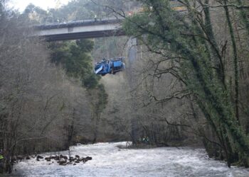 Logran sacar el autobús accidentado del cauce del río Lérez