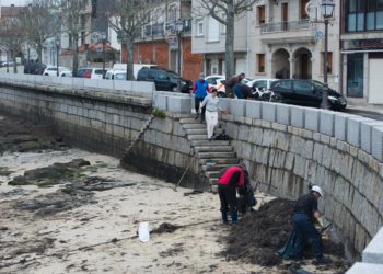 Capitanía valora desactivar la alerta en A Illa mientras el buque sigue retenido en Vigo