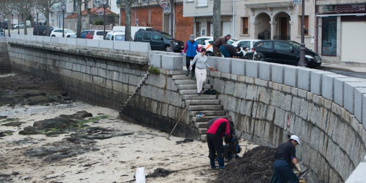 Capitanía valora desactivar la alerta en A Illa mientras el buque sigue retenido en Vigo