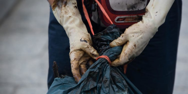 Interceptado en Vigo un mercante presuntamente responsable del chapapote aparecido en A Illa