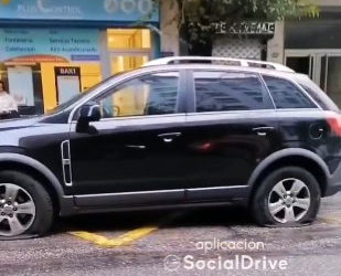 Pinchan las ruedas a un vehículo mal estacionado en Vigo