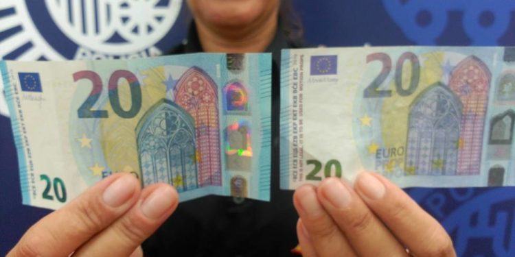 Una viguesa se enfrenta a 7 años de prisión por tenencia ilícita de armas y posesión de dinero falsificado