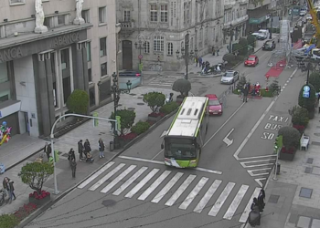 Desmontan la estrella fugaz gigante del centro de Vigo tras chocar una furgoneta contra ella