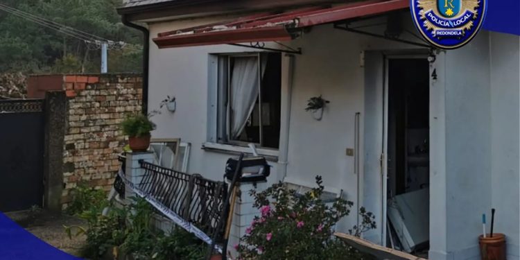 Dos mujeres evacuadas tras producirse una deflagración de butano en una casa de Redondela